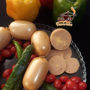 چند عددکوکتل بوقلمون روی سینی مسی با تزیین فلفل سبز و گوجه گیلاسی و فلفل دلمه ایی زرد و سبز و قرمز