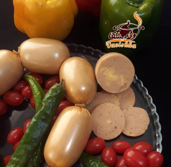 چند عددکوکتل بوقلمون روی سینی مسی با تزیین فلفل سبز و گوجه گیلاسی و فلفل دلمه ایی زرد و سبز و قرمز