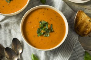 سوپ گوجه با تزیین سبزی